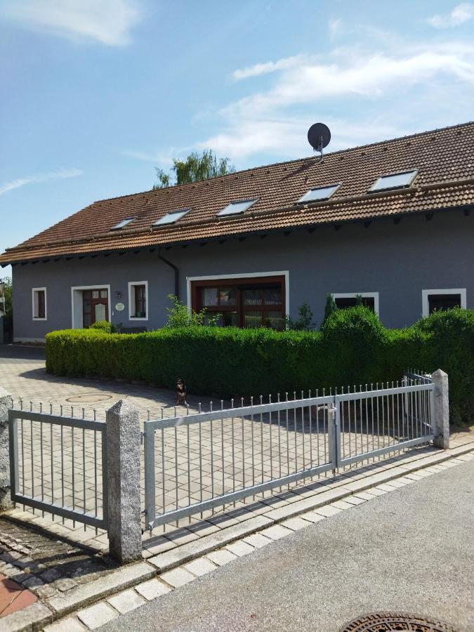 Aussergewoehnliche Atelierferienwohnung Mit Balkon An Der Donau Winzer Kültér fotó